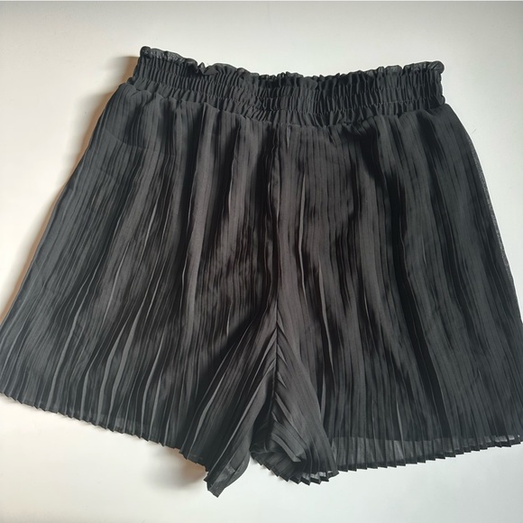 Available by Angela Women’s Black Pleated Flowy Shorts Size L NWT Built-In Liner - Picture 5 of 7
